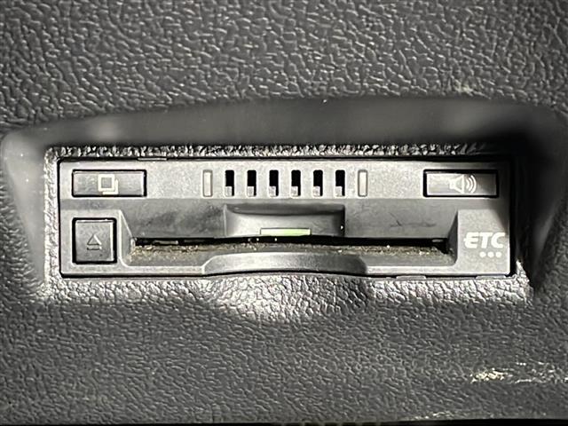 【ETC】有料道路を利用する際に料金所で停止することなく通過できる、ETC車載器（ノンストップ自動料金収受システム機器）が装備されています。セットアップを行うことで利用可能になります。