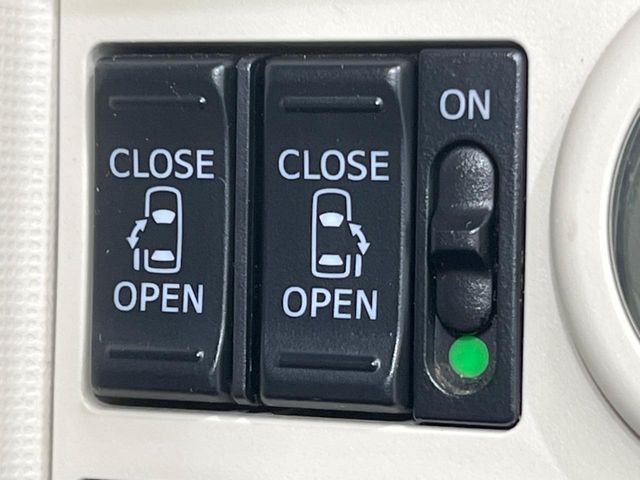 【両側パワースライドドア】スマートキーや運転席のスイッチで後席両側スライドドアの開閉が可能♪電動だから力を入れてドアを開ける必要が無く、小さなお子様でも簡単に開け閉めでき快適です♪