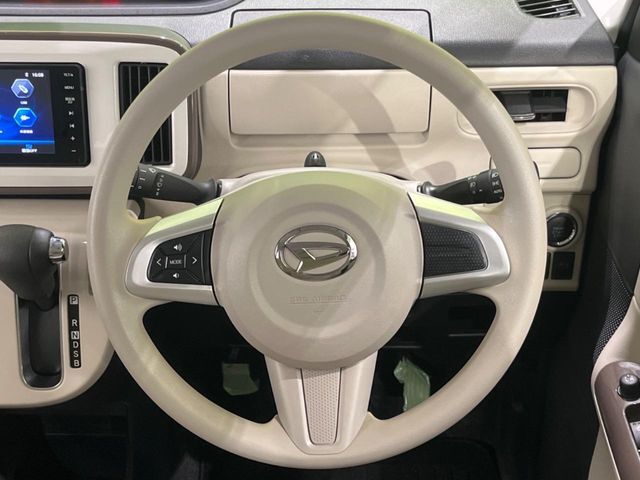 インテリアに合わせたデザインのステアリングは、運転される方のことも考え、運転しやすい形状、大きさです。是非一度、実際に触ってお確かめください。