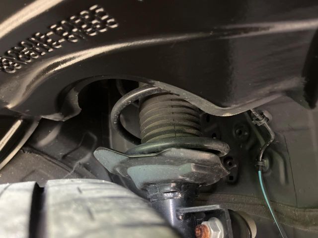 お車を安心してお乗りいただく為には、足回りの定期点検が欠かせません。サービスサポート（有償保証）では無料点検もご提供しており、安心のカーライフをお過ごしいただけるサポート体制が整っています。