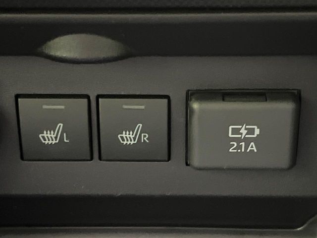 【前席シートヒーター】寒い日に重宝するシートヒーター！エアコンより早く温まってくれるので寒がりの人も安心ですね♪エアコンの温風は乾燥するから苦手、という方にもをおすすめです。