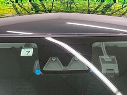 【スマートアシスト】走行中に前方の車両等を認識し、衝突しそうな時は警報とブレーキで衝突回避と被害軽減をアシスト。より安全にドライブをお楽しみいただけます。