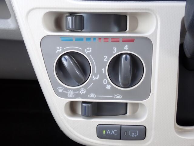 エアコンはダイヤル式での操作になります