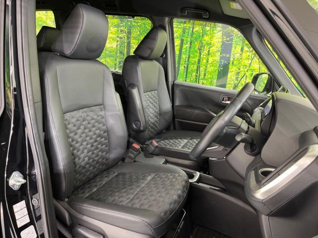 運転席まわりには十分なスペースがあり、大柄な方でもゆったり運転していただける環境です。