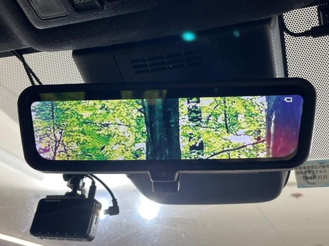【デジタルインナーミラー】後席の大きな荷物や同乗者で後方が確認しづらい時でも安心！カメラが撮影した車両後方の映像をルームミラー内に表示。クリアな視界で状況の確認が可能です！