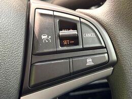 【アダプティブクルーズコントロール】高速道路での長距離走行が楽に！！自動で速度を保つクルーズコントロールが、衝突軽減システムと連携し、前方の車両を感知して車間を保つように速度調節してくれます！！