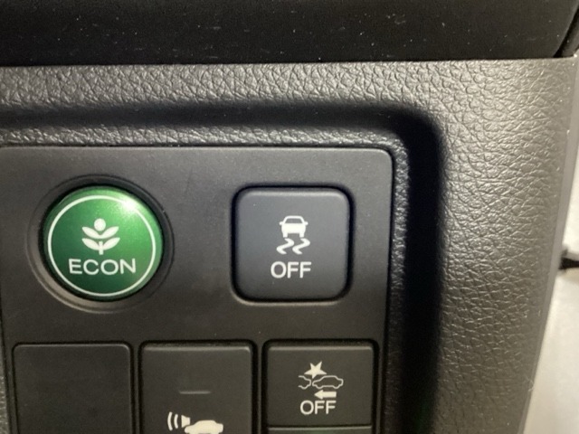【eコンスイッチ】低燃費運転をサポートするECONモード。スイッチをONすると、エンジンやトランスミッション、A/Cなどを協調制御し、燃費の向上に貢献。エコドライブの効果を高めます。