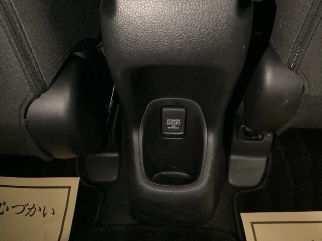 車内で便利な電源供給。【アクセサリーソケット】で、スマートに充電！