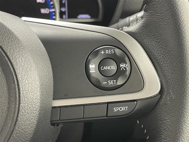 【レーダークルーズコントロール】自動で前の車との車間距離を一定に保ち、速度調整しながら走行します。高速道路のドライブで役立つ装備です。