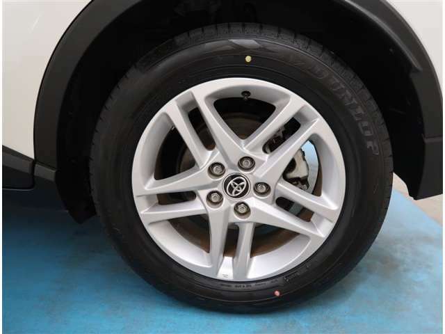 【タイヤ・ホイール】タイヤサイズ215/60R17の純正アルミホイールです。タイヤ溝は約8mmになります。