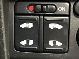 【両側パワースライドドア】スマートキーや運転席のスイッチで後席両側スライドドアの開閉が可能♪電動だから力を入れてドアを開ける必要が無く、小さなお子様でも簡単に開け閉めでき快適です♪