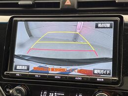 【バックカメラ】駐車時に後方がリアルタイム映像で確認できます。大型商業施設や立体駐車場での駐車時や、夜間のバック時に大活躍！運転スキルに関わらず、今や必須となった装備のひとつです！