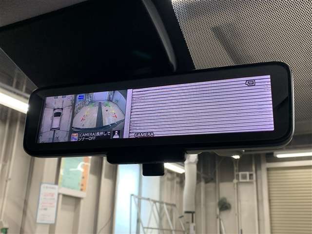 車庫入れの苦手な方にバック時のサポートバックモニター、アラウンドビューモニター付き。※カメラが映し出す範囲は限られています。必ず車両周辺の安全を直接確認してください。