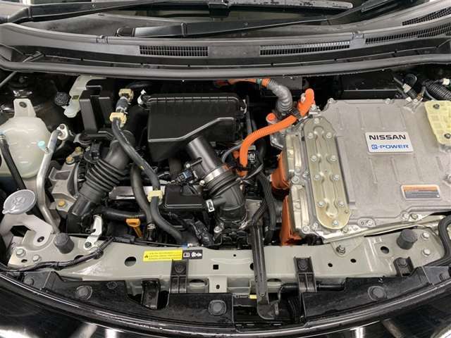 エンジンルームもピカピカ洗浄済み。