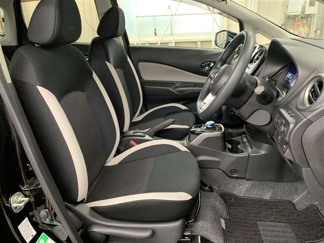 見えないところまで美しく、室内からエンジンルームまで徹底的に洗浄。「まるごとクリーニング」実施済み！