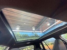 【パノラマルーフ】大型のガラスルーフ搭載で車内の解放感が一気にアップ！開放的なドライブをお楽しみいただけます。