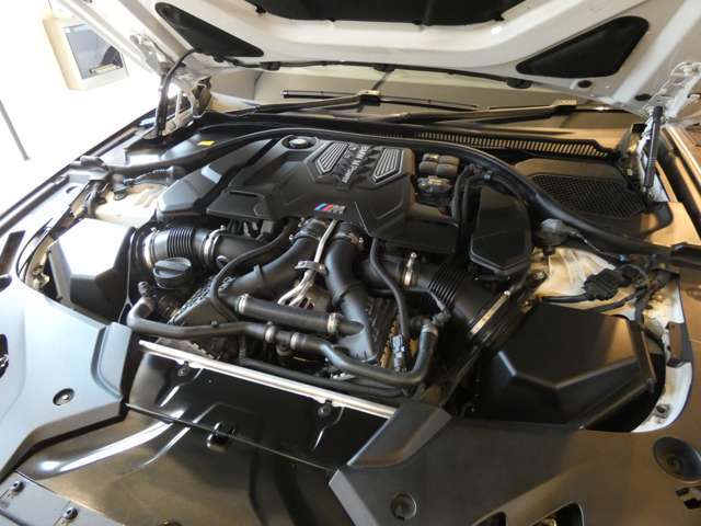 DOHC・V型8気筒ICツインターボ/4394cc/8速AT600ps/76，5kg.m（カタログ値）/フルタイム4WD