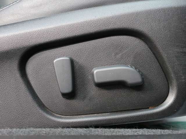 運転席、助手席にパワーシートが付いていますので無段階でお好みのポジションにセットできます。細かく自分仕様のシートポジションへ設定してください☆