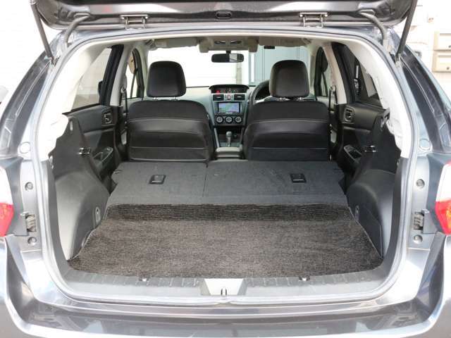 広々としたラゲッジスペース！2列目を倒していただければさらに広くなります！トノカバーもあり大切な荷物を外の目からガード♪
