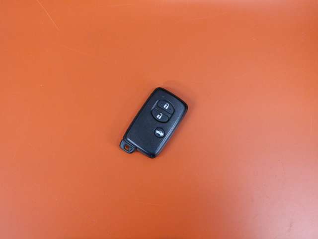 さらにスマートキーも装備されていてお車の高額装備のひとつです！！カバンの中から鍵を探す手間もなくすぐに開閉できます！両手が荷物で塞がっている時や雨のときなど便利ですね！