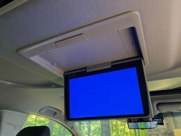 【フリップダウンモニター】家族や友人とお出かけする機会が多い方に大人気のフリップダウンモニター！大画面モニターで車内はエンタメ空間！退屈しがちな長距離ドライブも楽しい時間に変わります！