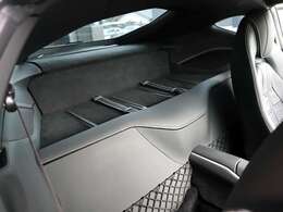 ◆レザーインテリア:Nero ◆カラードインナーディテール:White Leather(特注) ◆スペシャルカラードステッチ:Bianco ◆跳馬刺繍ヘッドレスト:Bianco