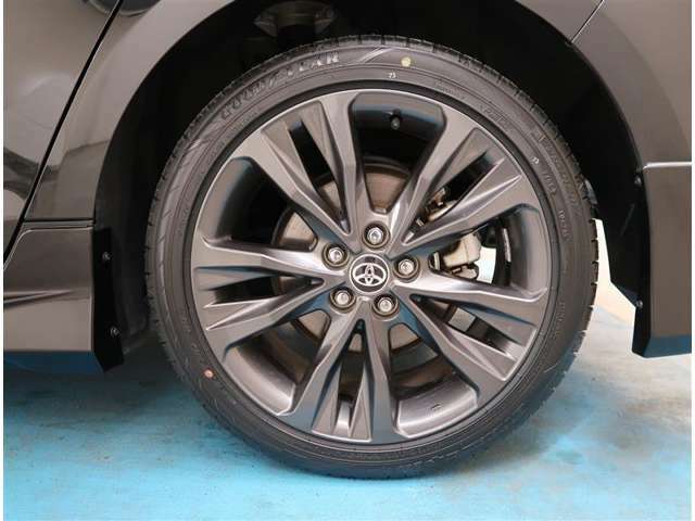 【タイヤ・ホイール】タイヤサイズ215/45R17の純正アルミホイールです。タイヤ溝は約8mmになります。