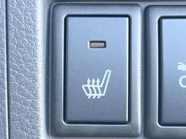 【シートヒーター】寒い日に重宝するシートヒーター！エアコンより早く温まってくれるので寒がりの人も安心ですね♪エアコンの温風は乾燥するから苦手、という方にもをおすすめです。