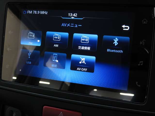 7インチディスプレイ搭載のメーカー純正・ディスプレイオーディオを装着しています。AM/FMラジオ、スマートフォン連携機能、Bluetooth対応等の機能を備えています。