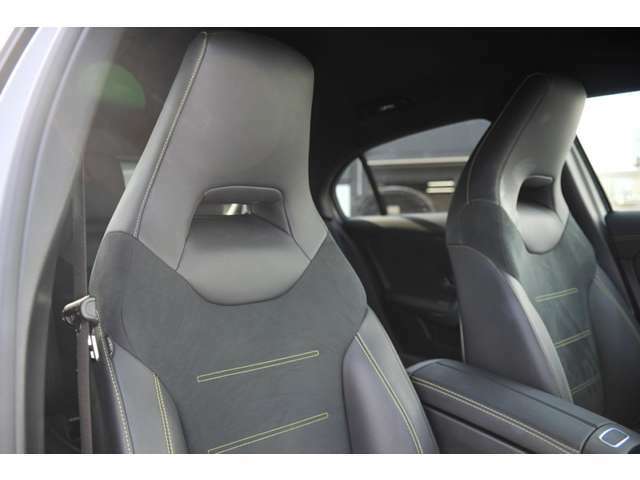 専用デザイン、カラーのシートはホールド性もよく長時間の運転でも疲れにくくなっております。