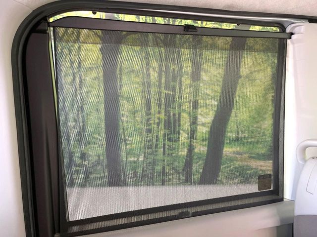 【ロールシェード】日差しや車外からの光が眩しいときにサッと引き出して使える、ロール格納タイプのサンシェードを装備。後席に乗ったお子様がウトウトしだした時など、ぜひご活用ください♪