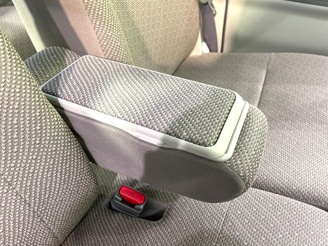 【アームレスト】運転中の身体の負担を軽減してくれるアームレストを装備♪