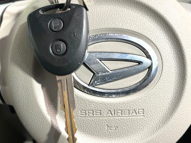 【キーレス】少し離れた場所からでもボタン一つでドアの開錠・施錠ができるのでとっても便利！ドアの鍵穴周りに傷をつけることもありません♪