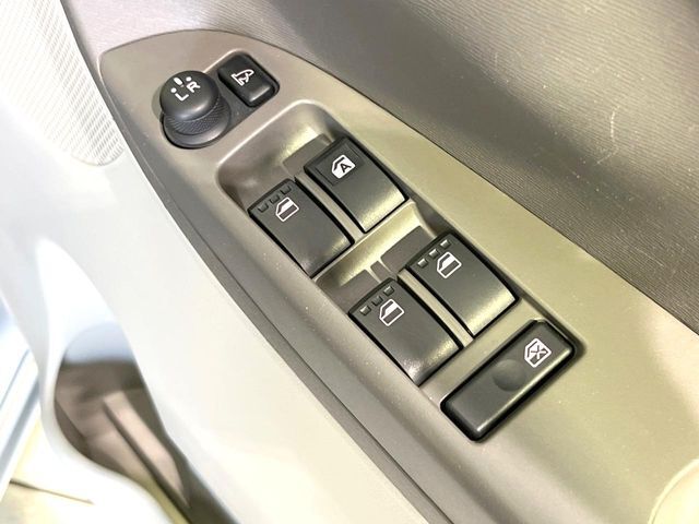 【電動格納ミラー】サイドミラーは電動格納式となっており、狭い駐車場でもキズがつくリスクを抑えられます。