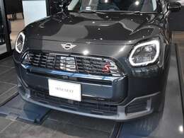 保証期間中にトラブルが発生した際は、24時間フリーダイヤルでオペレーターが対応致します。応急処置方法のみならず、出張修理やレッカー搬送などの手配、お客様の代替交通手段やホテルの確保を行います。