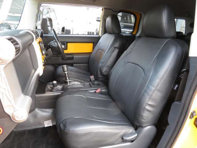 助手席もシートカバーを付けています！車種専用設計なのでフィッティングもバッチリです☆合皮なので水拭きもOKですよ♪