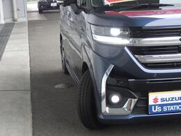 明るく省電力なLEDヘッドランプ/LEDポジションランプ/LEDフロントフォグランプにオートライトも標準装備です。