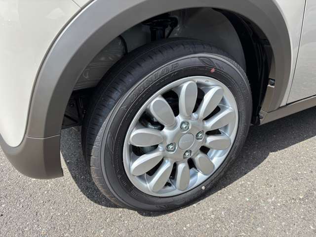 ☆お車についた傷やヘコミ、事故の修理もハヤシにお任せください。自社鈑金工場で修理ができますの安心です☆