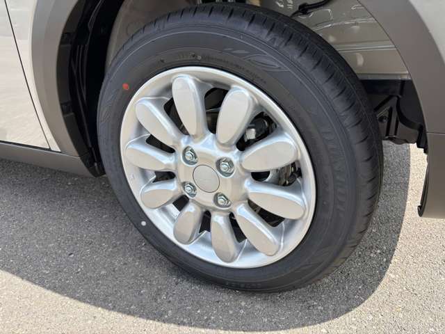 ☆お車についた傷やヘコミ、事故の修理もハヤシにお任せください。自社鈑金工場で修理ができますの安心です☆
