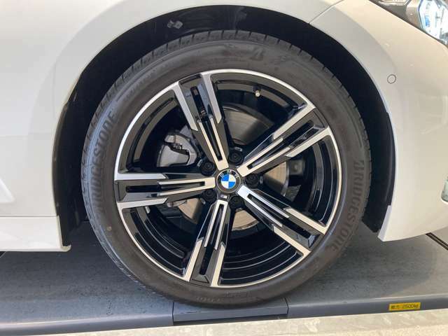 【BMWアロイホイール】軽量かつ強度に拘ったアロイホイール。走行性能ポテンシャルを引き出す設計。タイヤのサイドウォールが強化されたランフラットタイヤは、パンク時にタイヤがつぶれてもリムから外れません。