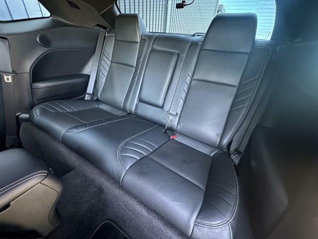 チャレンジャーはアメ車のクーペの中でもセカンドシートのスペースが大きく3人座って頂くことができます。
