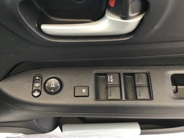 電動格納式リモコンドアミラーと、パワーウィンドウマスタースイッチ等は運転席ドアにあります。