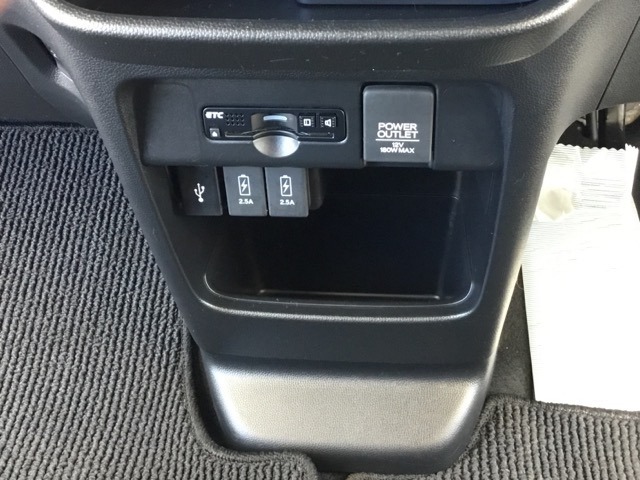 ビルトインタイプの【ETC】で見た目もスッキリ。高速道路の利用にとても便利です。