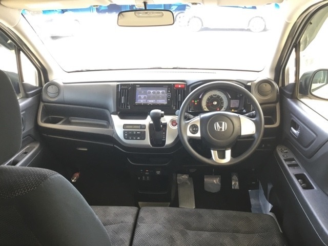 広びろとした視界が運転にゆとりを広げます。