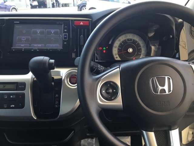ドライブの必需品。見やすい・使いやすいHonda純正のメモリーナビを搭載。