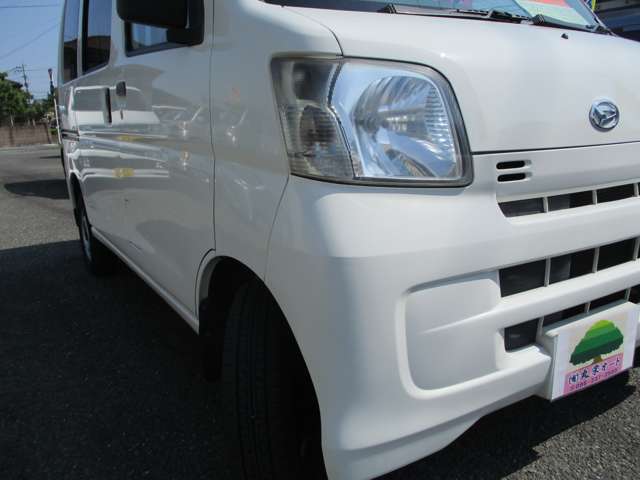右側面です。納車前に各種消耗品の交換を行い、その上で近隣にお住まいの方は、納車後の保証も無料で付きますので安心です。遠方にお住まいの方に関しては車輌をお持込みできる方限定になりますのでご了承下さい。