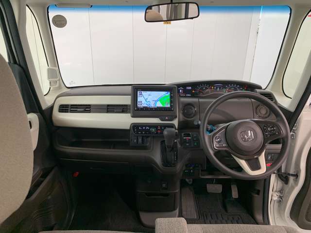 見通しの良い運転席回りとなっておりますので安心して運転をして頂けます！窓が大きいので明るく開放的な室内です