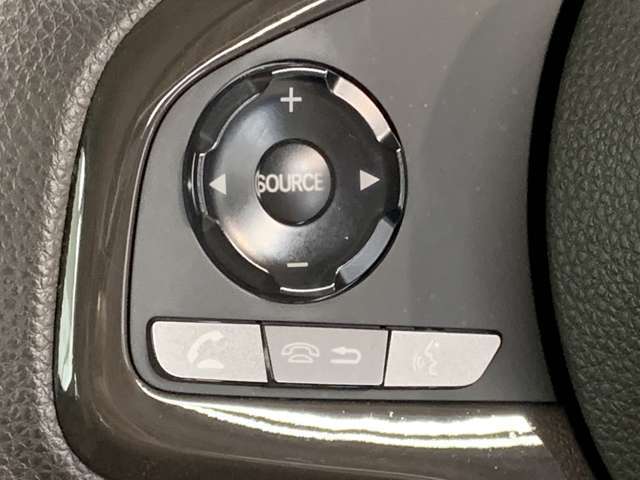 オーディオコントロールスイッチ付き！ハンドルを握ったままチャンネルや音量の調整が可能です。見た目以上に運転していると便利な機能なんですよ。
