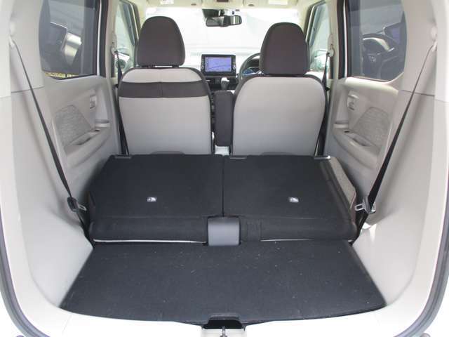 お荷物の量や乗車人数に合わせて使えるリヤシートは、ご覧のように倒すことが出来ますので便利です。