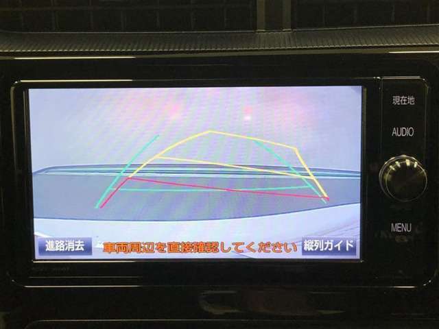 【バックガイドモニター】後方の映像をナビ画面に表示するだけでなく、ステアリング操作に連動して動くガイド線も同時に表示！予想進路の確認をしながら後退できるので便利です！